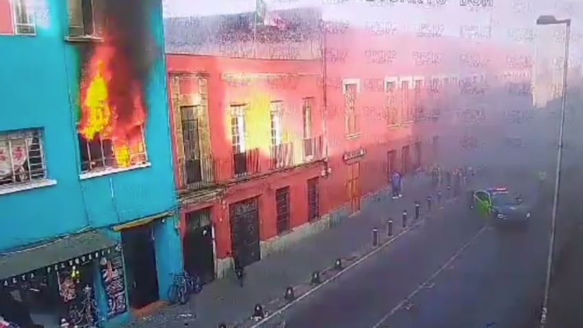 Fuerte incendio consume departamento de la Colonia Centro