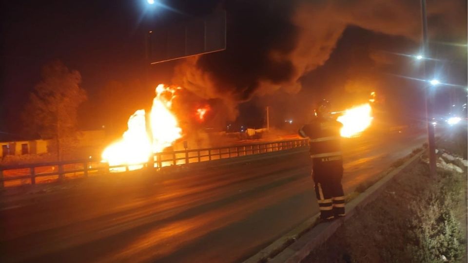 Bomberos de la Ciudad de México y el Estado de México participan en las acciones para controlar el incendio.