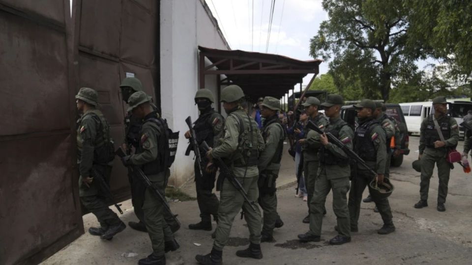 Soldados venezolanos realizan un operativo en la prisión de Tocorón, donde se cree que surgió el Tren de Aragua.