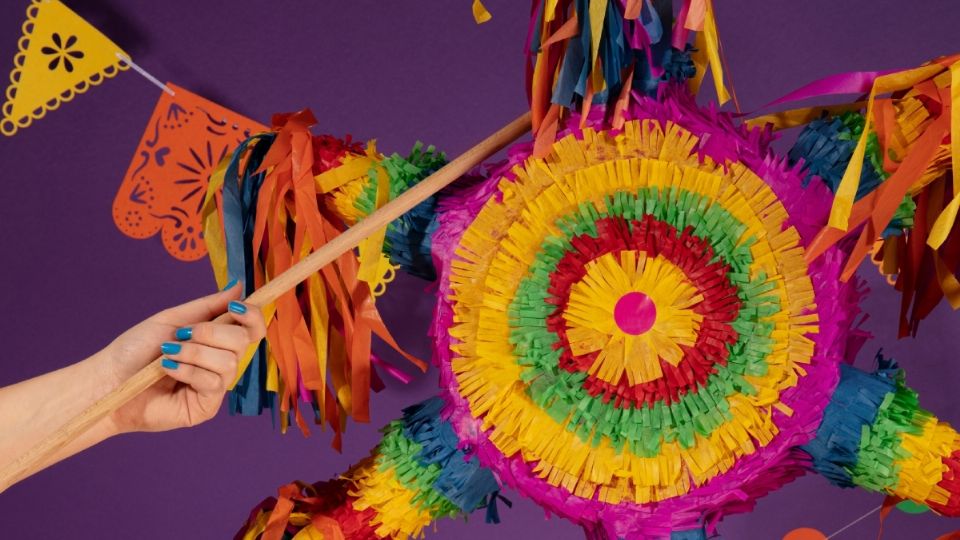 Con el tiempo, la piñata pasó de ser una herramienta religiosa a una tradición más festiva y popular.