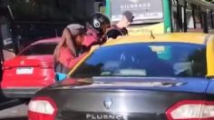 Taxista se queda dormido mientras conducía y desata el tráfico vial | VIDEO