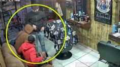 Ladrones se roban la motocicleta del dueño de una barbería: "Siéntate o te voy a meter un balazo" | VIDEO