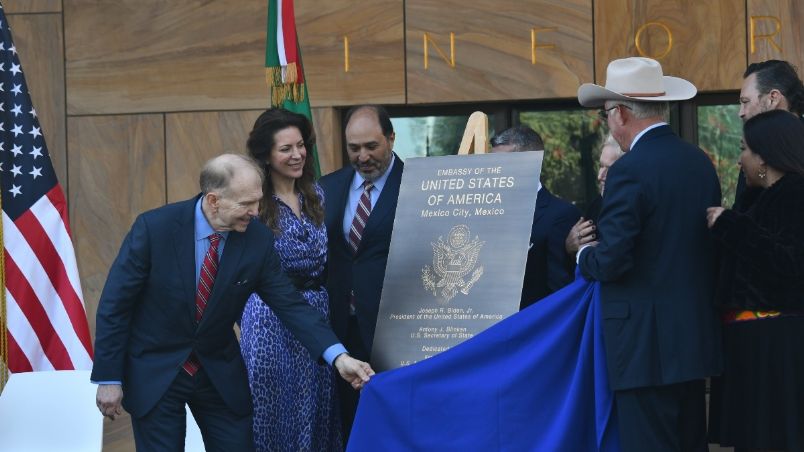 El embajador Ken Salazar develó la placa conmemorativa