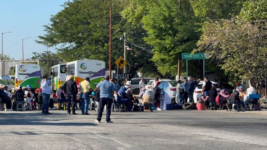 Bloquean carretera Oaxaca-Tehuantepec; trabajadores protestan por faltas de pago