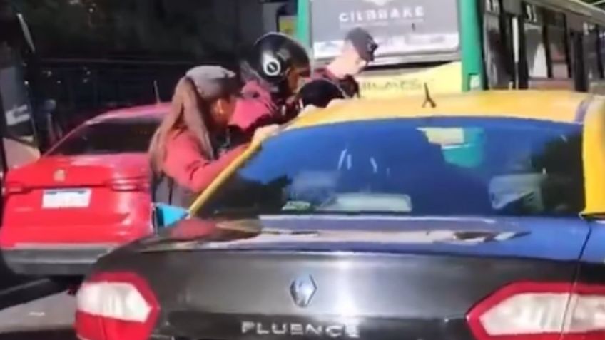 Taxista se queda dormido mientras conducía y desata el tráfico vial | VIDEO