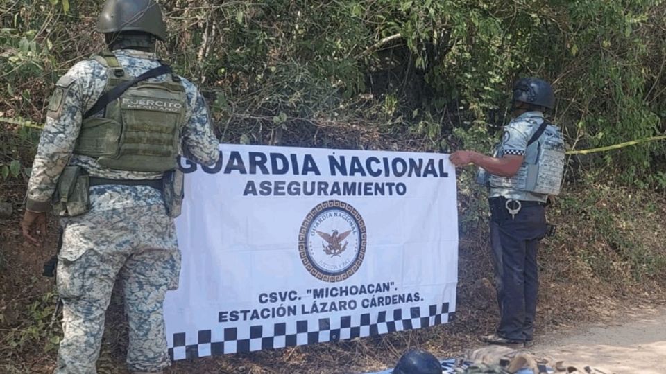 En Lázaro Cárdenas, Michoacán, personal de la Secretaría de Marina localizó una embarcación donde detuvo a tres personas de nacionalidad extranjera, aseguró 26 bultos con un peso aproximado de mil trecientos kilogramos de cocaína