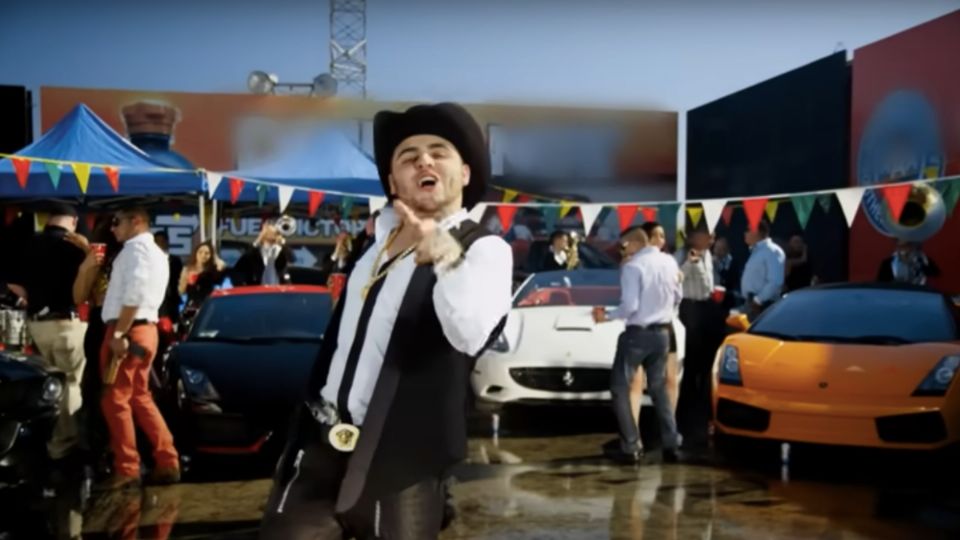 Famosos como Gerardo Ortiz y Roberto Tapia han interpretado corridos a 'El mini Lic'