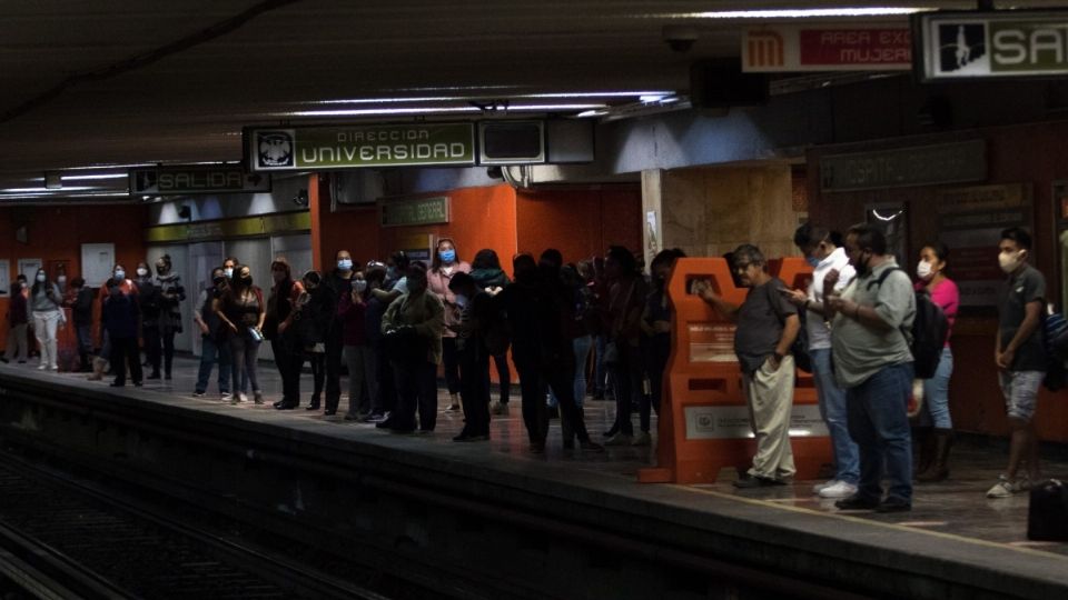 Autoridades del Metro piden a los usuarios respetar la línea de seguridad y por ningún motivo bajar a las vías.