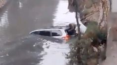 Automovilista cae al Río de los Remedios y queda atrapado bajo su carro