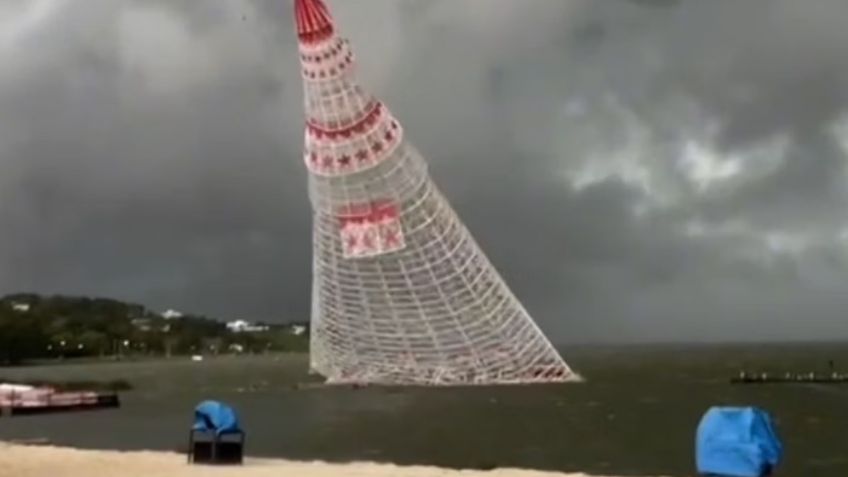 Captan caída del enorme árbol de Navidad flotante que dejó un muerto y dos heridos