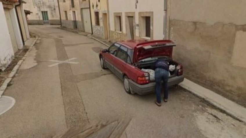 Una imagen de Google Maps capta a un hombre metiendo un cadáver en su coche y resuelve el misterio de una desaparición