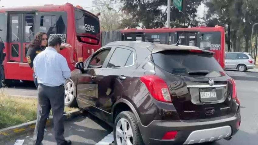 Metrobús choca con camioneta que intentó ganarle el paso en Eduardo Molina, hay 10 heridos