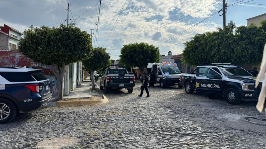 Sujeto lanza un vaso en la cabeza de un agente, le abre la cabeza y daña una patrulla en Villas de Santiago