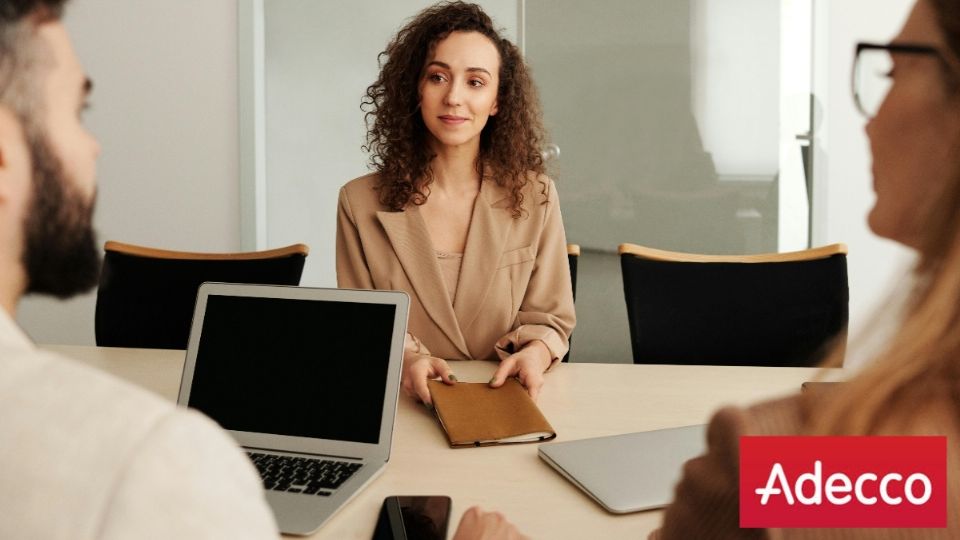 Adecco busca personas con un año de experiencia.