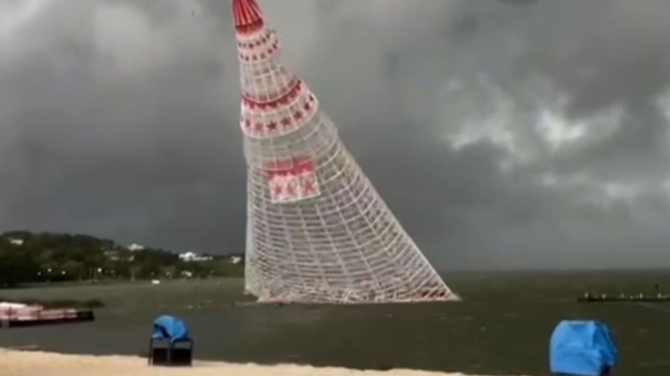 El árbol de Navidad flotante, de 56 metros de altura, colapsó debido al mal tiempo.