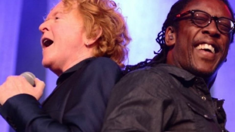 Mick Hucknall vocalista de la banda, compartió una foto junto a su fallecido amigo Steve Lewinson