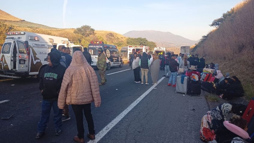 Choca autobús de pasajeros contra tráiler, hay 54 lesionados | FOTOS