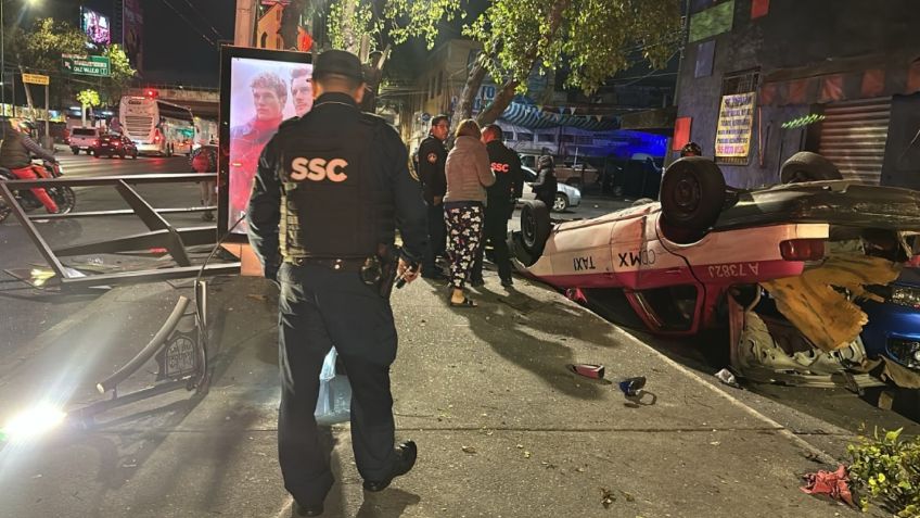 Taxi impacta parada de autobús y vuelca sobre Eje Central Lázaro Cárdenas en Peralvillo