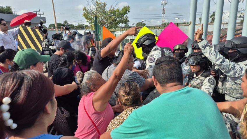 Tras motín en penal de Villahermosa, familiares de reos intentan entrar por la fuerza