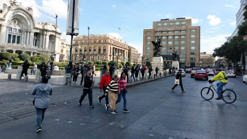 Quitan ambulantes de la explanada de Bellas Artes tras intenso operativo