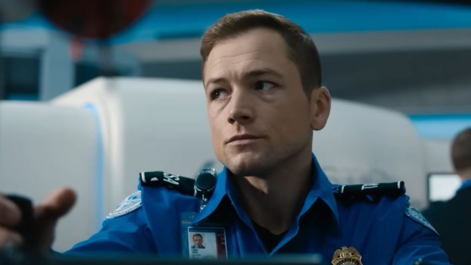 Taron Egerton interpreta a un guardia del aeropuerto de Los Ángeles