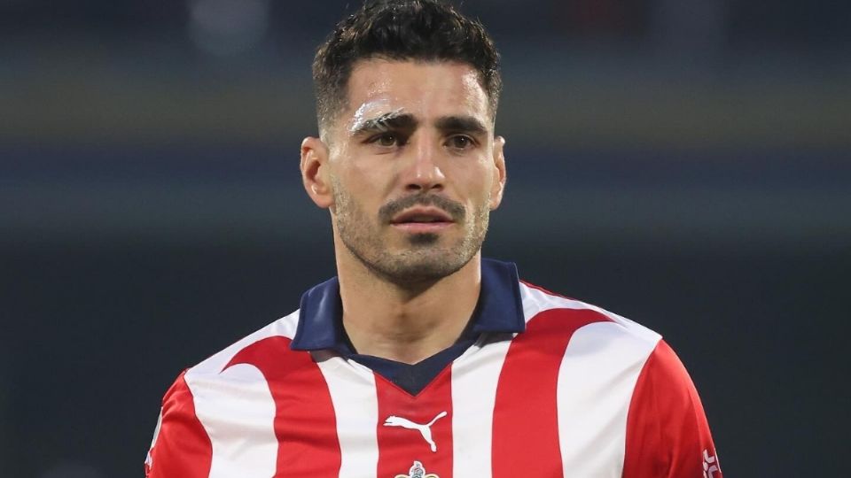 El central mexicano se despidió de Chivas tras pasar cinco años en el club de Guadalajara