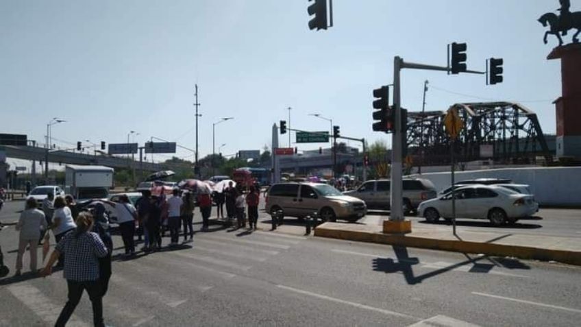 Vecinos de Ecatepec bloquean la Vía Morelos a la altura de Puente de Fierro; denuncian falta de agua