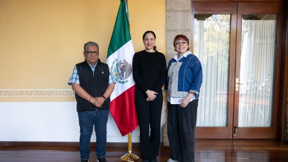 Fernanda Tapia es una reconocida locutora, conductora, productora, columnista, guionista, actriz, cabaretera, tallerista y conferencista que cuenta con más de 40 años de trayectoria.