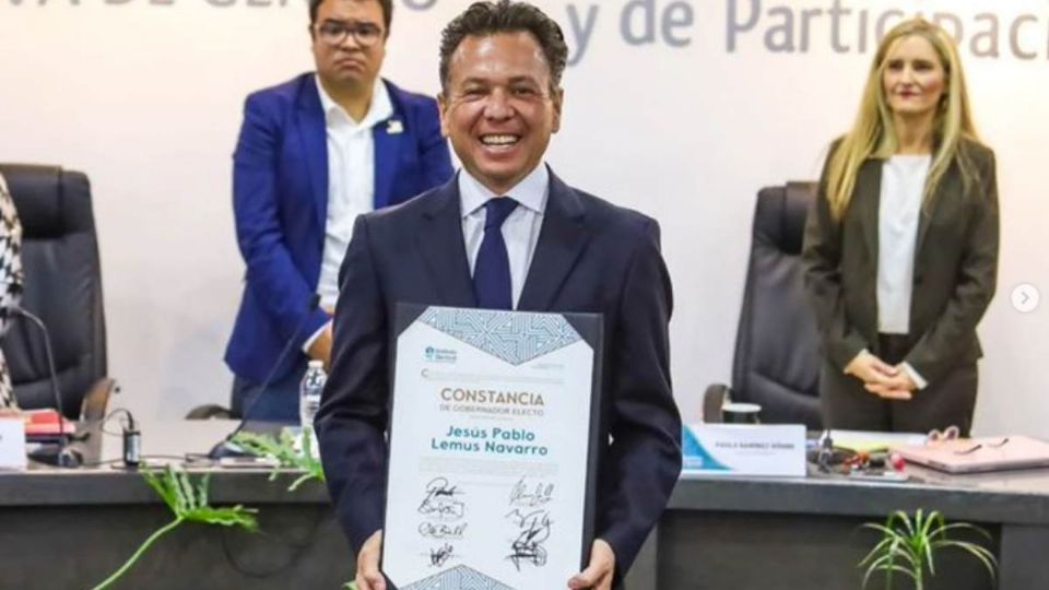 Pablo Lemus recibiendo constancia como gobernador electo