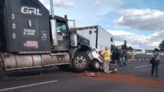 Fuerte carambola: tráiler embiste automóvil y camioneta en autopista Puebla-Orizaba