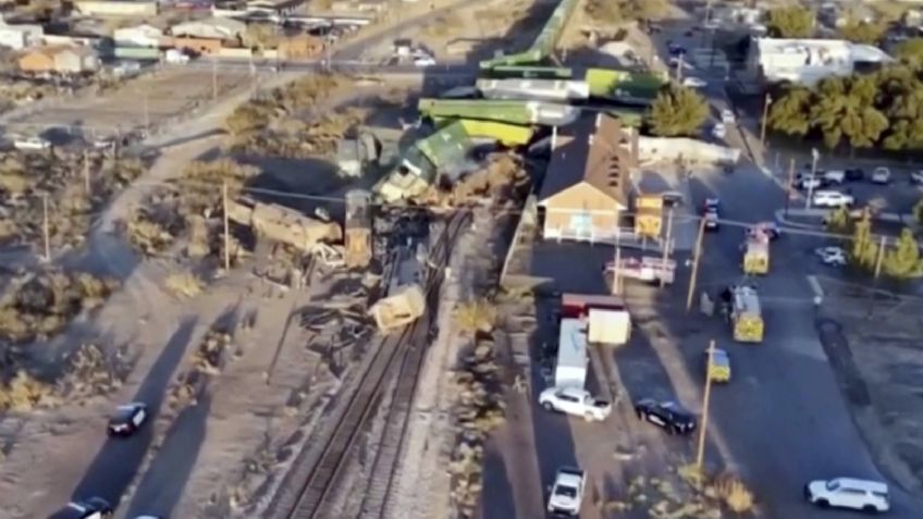 Mueren dos personas tras descarrilarse un tren luego de chocar con un camión