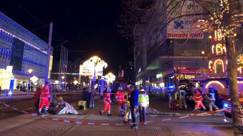 Conductor atropella masivamente a asistentes de mercado navideño en Alemania, reportan 2 muertos | VIDEO