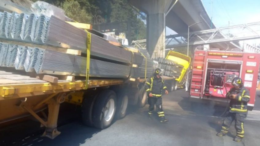 IMÁGENES FUERTES | Tráiler impacta varios autos en la caseta de la Venta sobre la México-Toluca