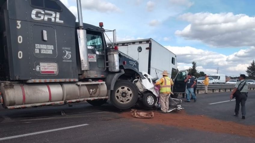 Fuerte carambola: tráiler embiste automóvil y camioneta en autopista Puebla-Orizaba