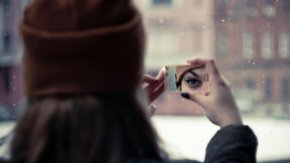 Imágen referencial de una mujer viéndose al espejo.