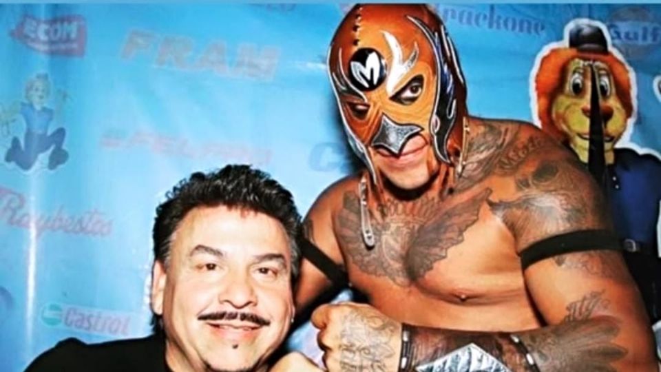 'El Hijo de Rey Misterio' compartió una foto con su padre horas antes de dar a conocer su muerte