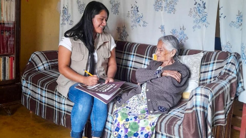 Los servidores de la nación realizan visitas casa por casa de los adultos mayores para aplicarles un cuestionario de salud.