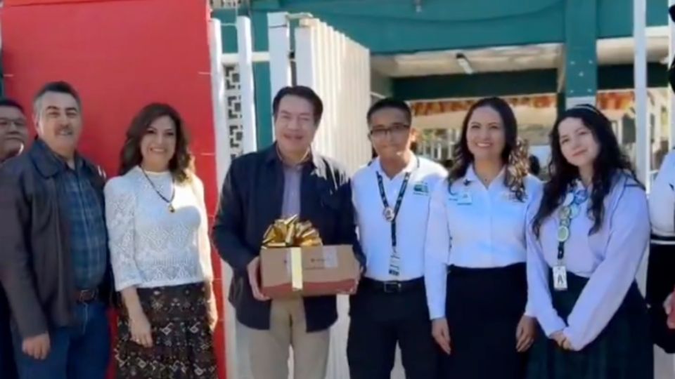 Mario Delgado visita escuela en Cajeme, Sonora