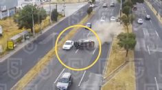 Automovilista pierde el control, se impacta contra poste y sufre aparatosa volcadura en Lerma | VIDEO