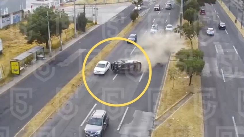 Automovilista pierde el control, se impacta contra poste y sufre aparatosa volcadura en Lerma | VIDEO