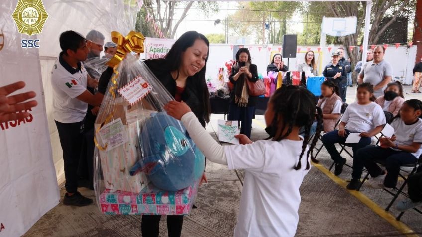 Personal de la SSC reparte regalos en casa hogar a nombre de Santa Claus