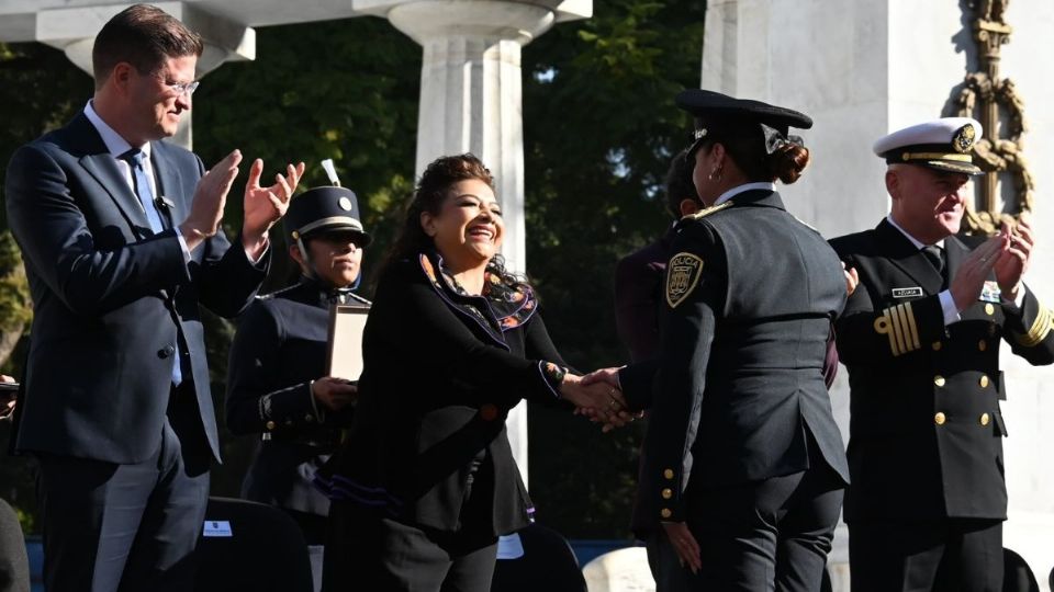 Clara Brugada, felicitando a policías