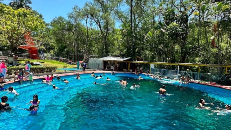 El Centro Recreativo y Cultural IsssteHuixtla cuenta con más de 15 mil metros de áreas verdes y alberca monumental con cascada de agua cristalina.