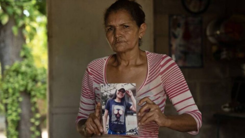 Arelis Coromoto Villegas sostiene la foto de su hija Aurimar Iturriago Villegas, una migrante del municipio Rosario de Perijá, en Venezuela.