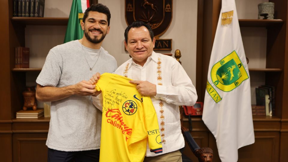 El futbolista Henry Martín y el gobernador de Yucatán Joaquín Díaz Mena.