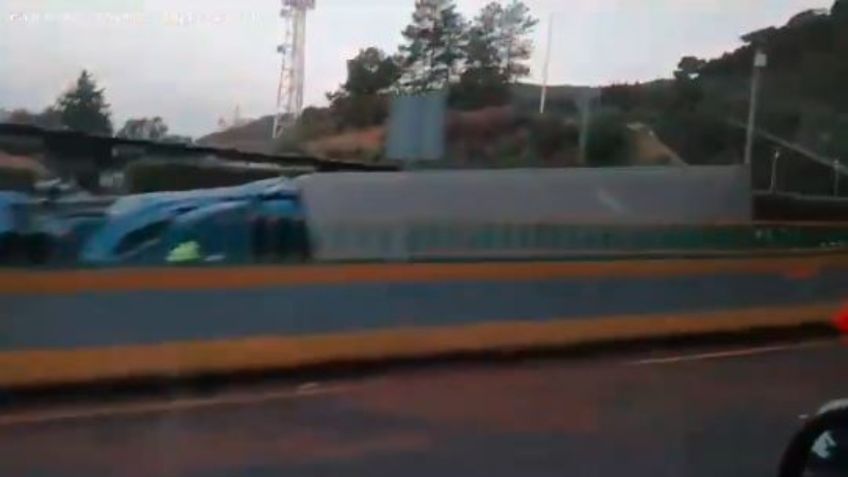 Tráiler vuelca en "La Pera" y provoca caos vial en la México-Cuernavaca: VIDEO