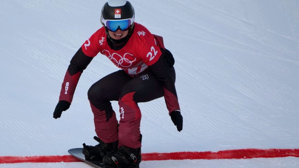 La suiza Sophie Hediger durante la ronda de clasificación de snowboard cross femenino en los Juegos Olímpicos de Invierno de 2022.