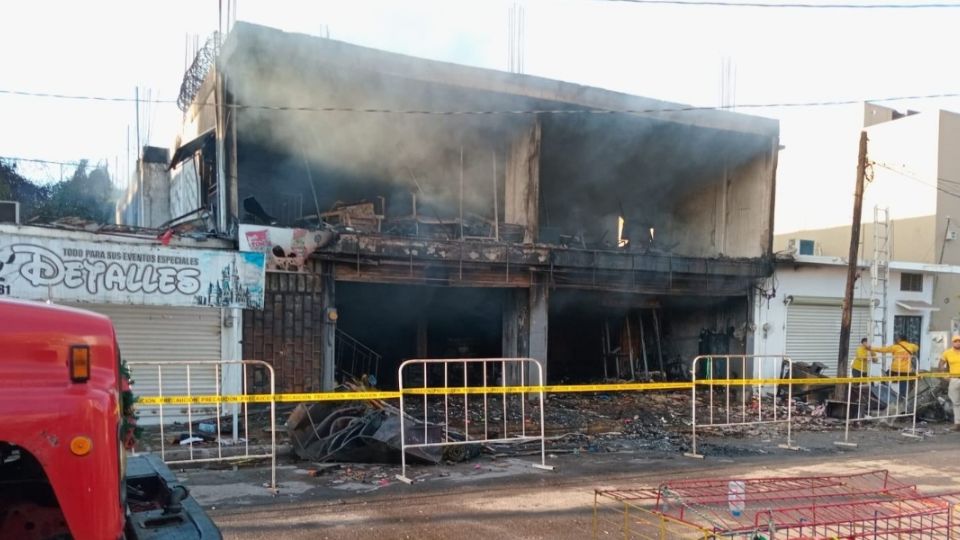 Protección Civil y Bomberos acordonaron el área para sofocar las llamas