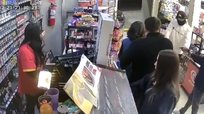 En instantes, un sujeto roba a clientes de una tienda de conveniencia | VIDEO