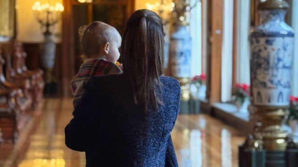 La presidenta de México, Claudia Sheinbaum Pardo, cargando a su nieto Pablo en los pasillos de Palacio Nacional.